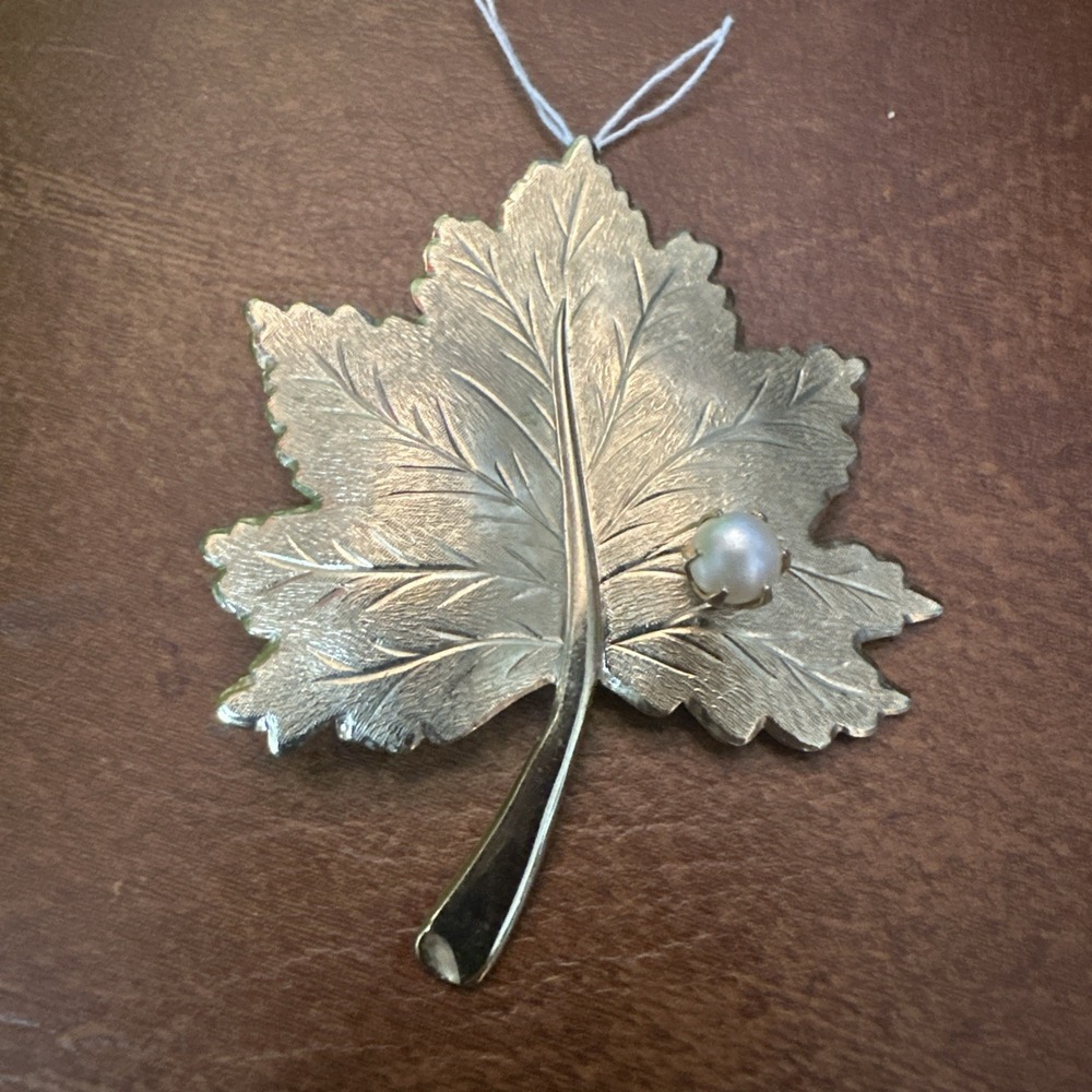 VINTAGE-SARAH COVENTRY-GOLD TONE LEAF PIN WITH PEARL ON IT 2-1/2" WIDE